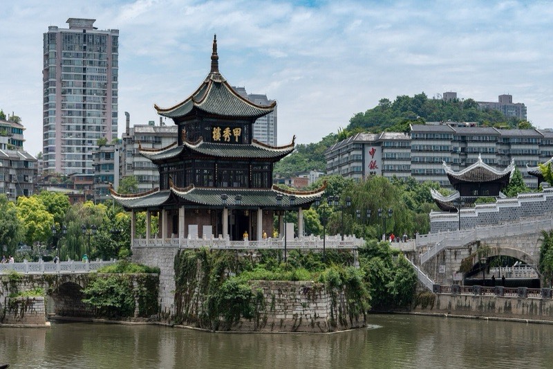 甲秀楼:南明河中的三层木楼