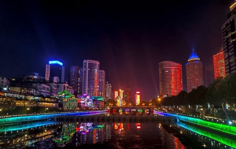 南明河夜景:两岸高楼和河面灯光